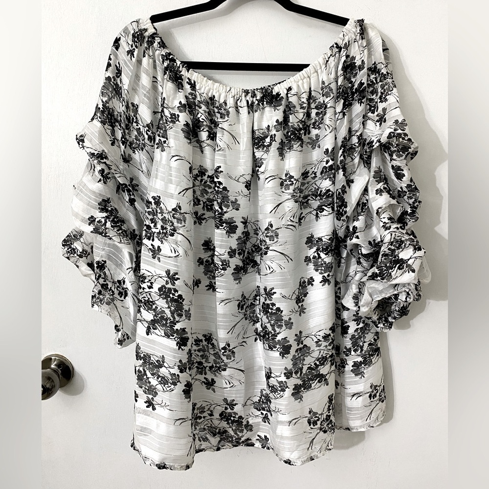 Roses & Ali woman’s silver blouse black white floral Sz 3X.   K-02